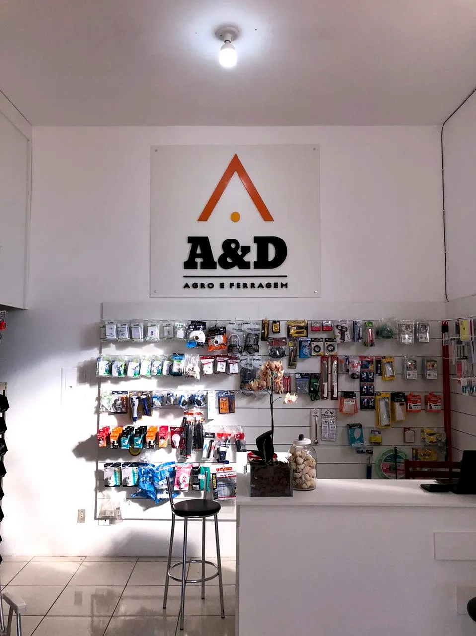 Parede com o logo A&D atrás do balcão