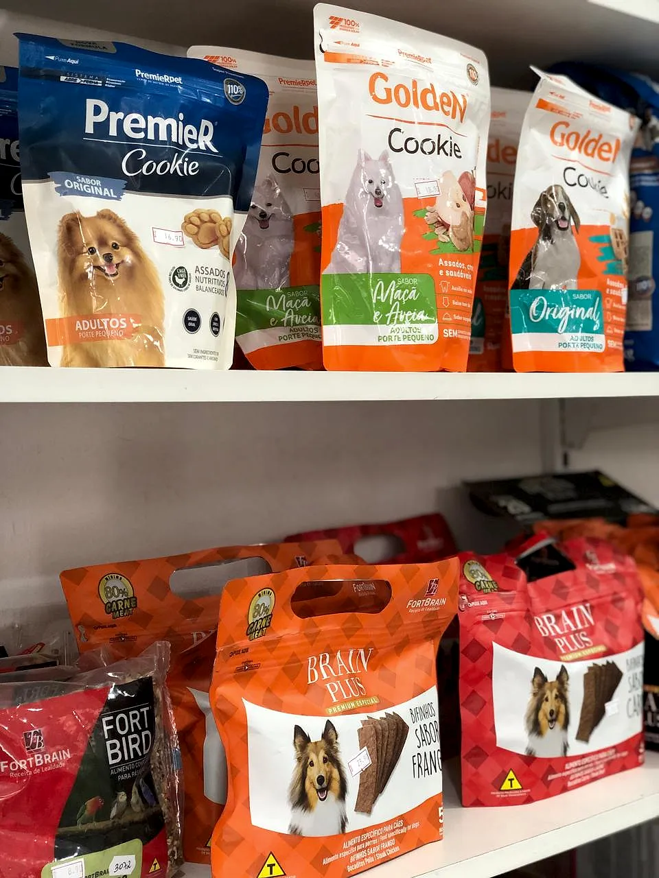 Petiscos e biscoitos para cães na prateleira