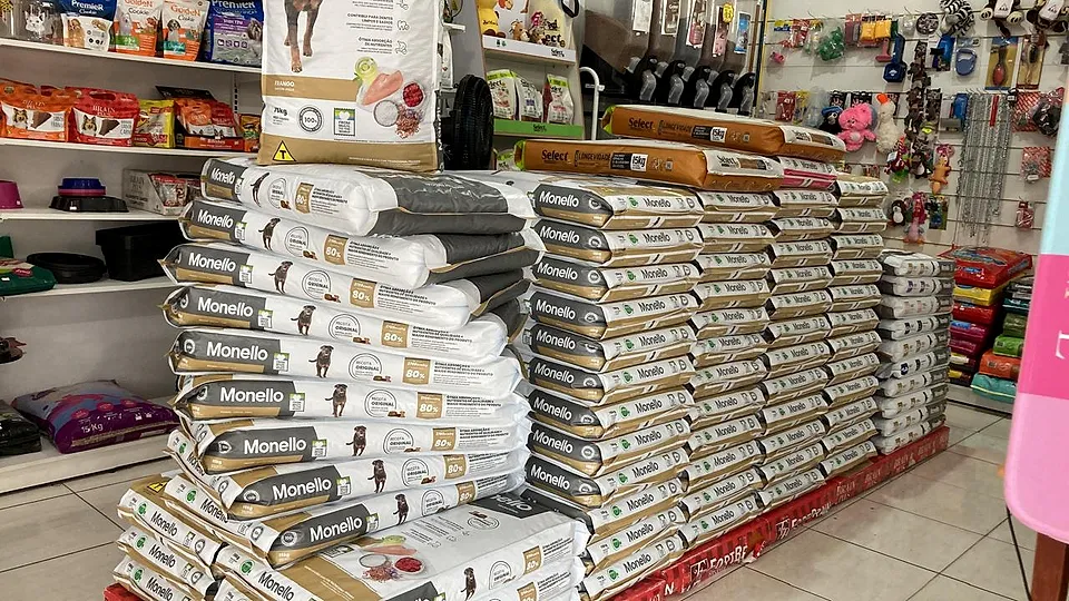 Pilha de sacos de ração para cães