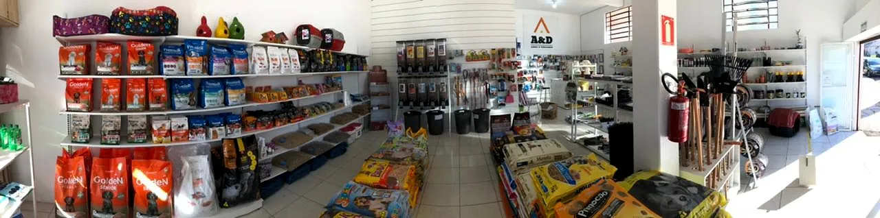 Vista geral da loja, com prateleiras de rações e ferramentas